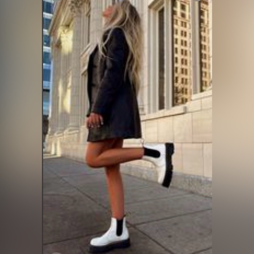 🌾 Dr. Martens White Platform Chelsea Boots with Iconic Black Trim LIKE NEW